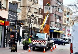 Instalación de la iluminación navideña en la zona peatonal