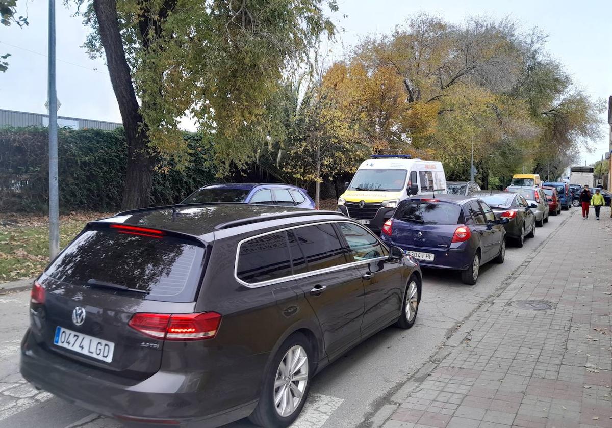 Colas de vehículos y largas esperas al cerrarse el paso a nivel del barrio de La Paz