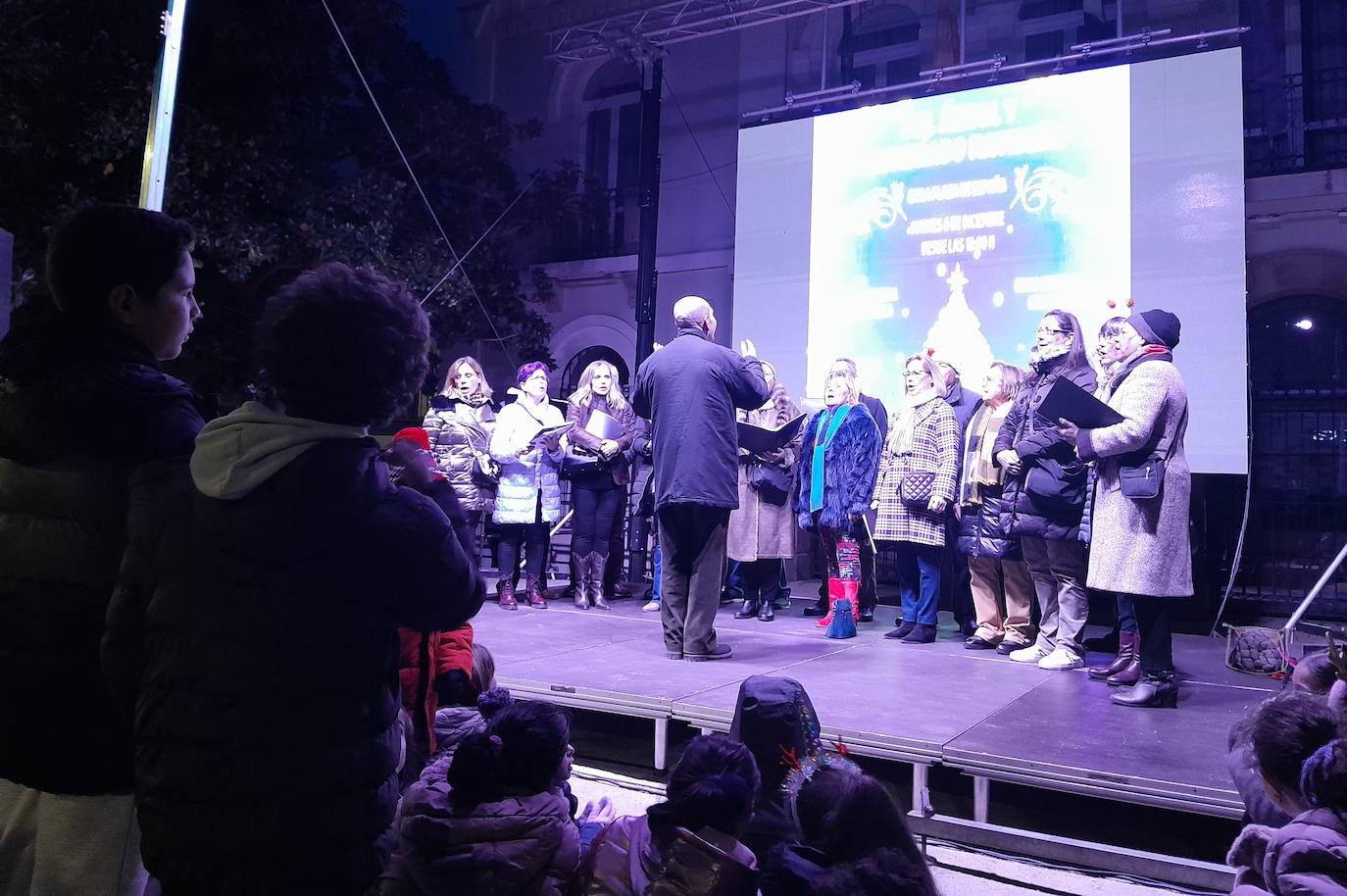La coral en la plaza de España, a la que solo escuchó el público más cercano
