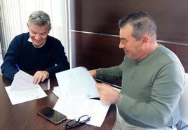 Jaime Yartu y Juan Antonio Díaz Agraz firmando el convenio