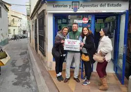 Miguel Ángel JIménez a las puertas de la administración con clientas habituales