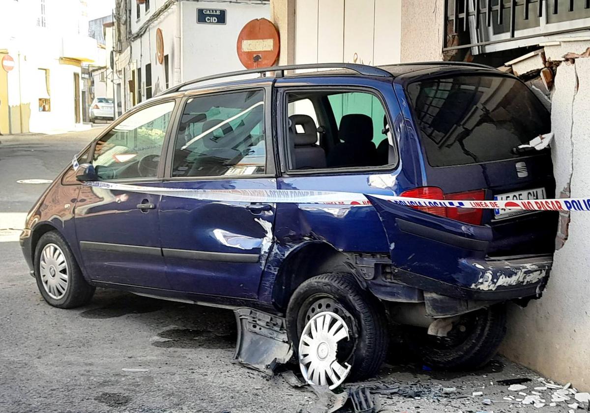 Un coche se empotra en los bajos de una vivienda en la calle Calvo Sotelo (ahora Sadí de Buen)