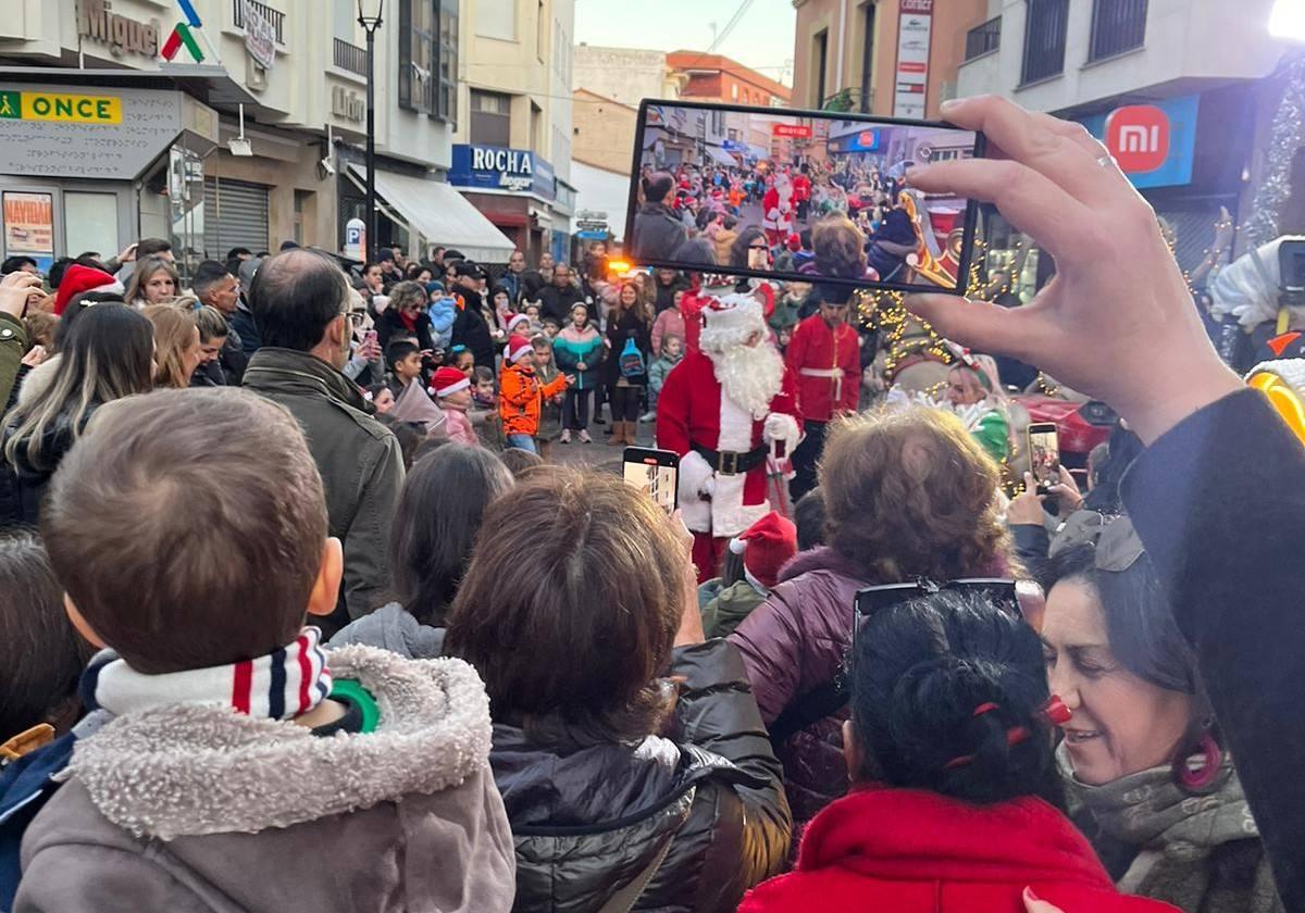 Papá Noel en la zona peatonal rodeado de pequeños y mayores