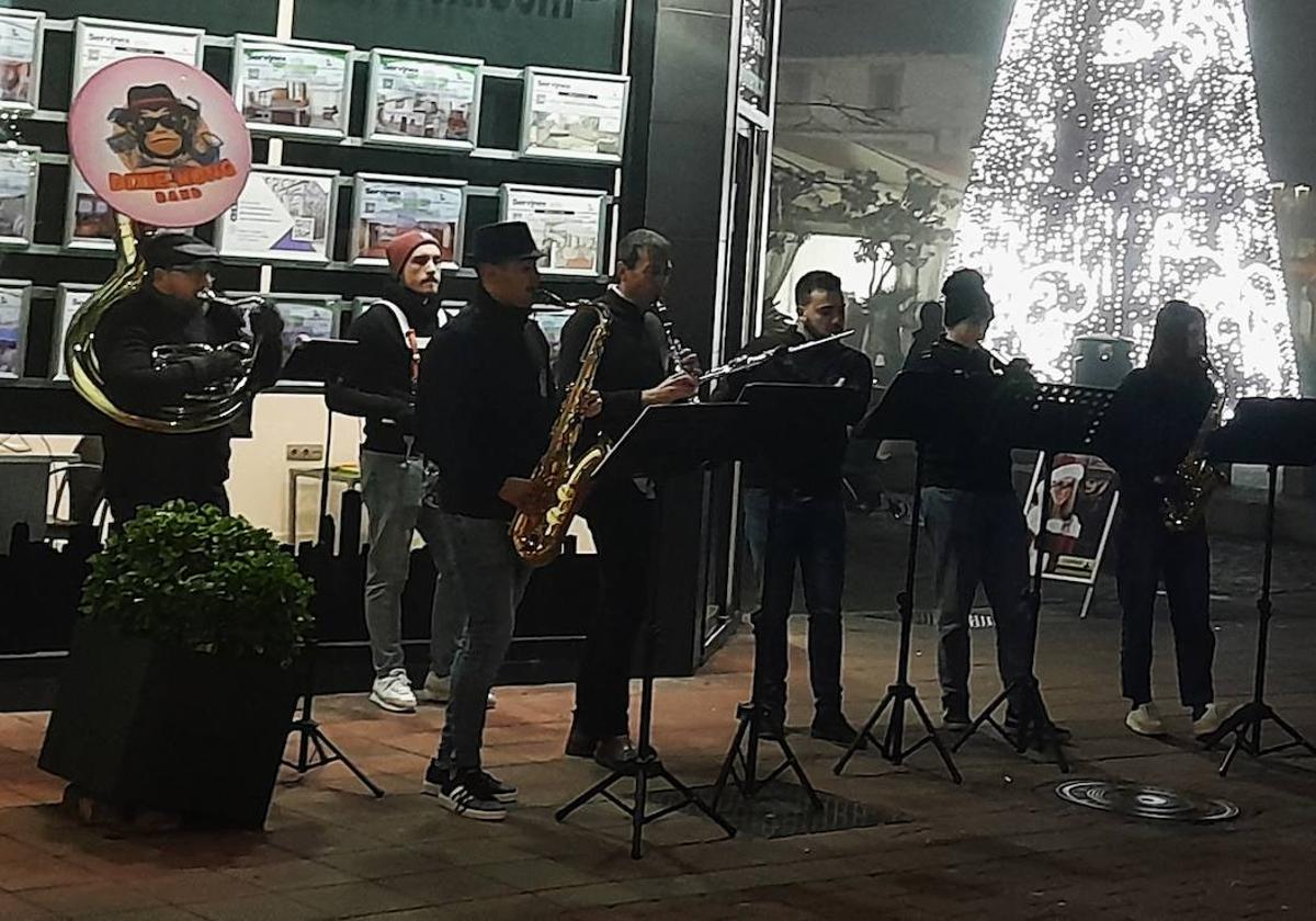 La Dixie Kong Band en el peatonal próximo a la plaza de España