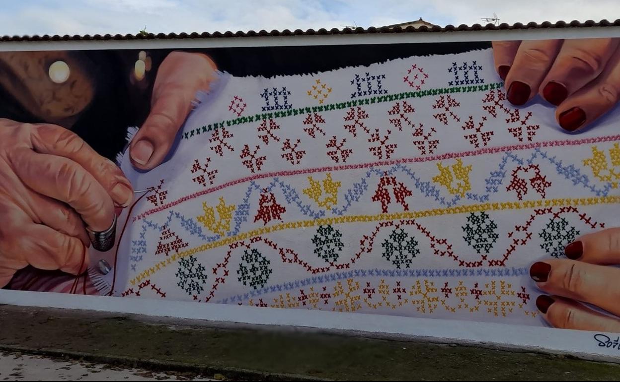 Vista del mural relativo a las bordadoras, que lleva por título 'Dechado'. 