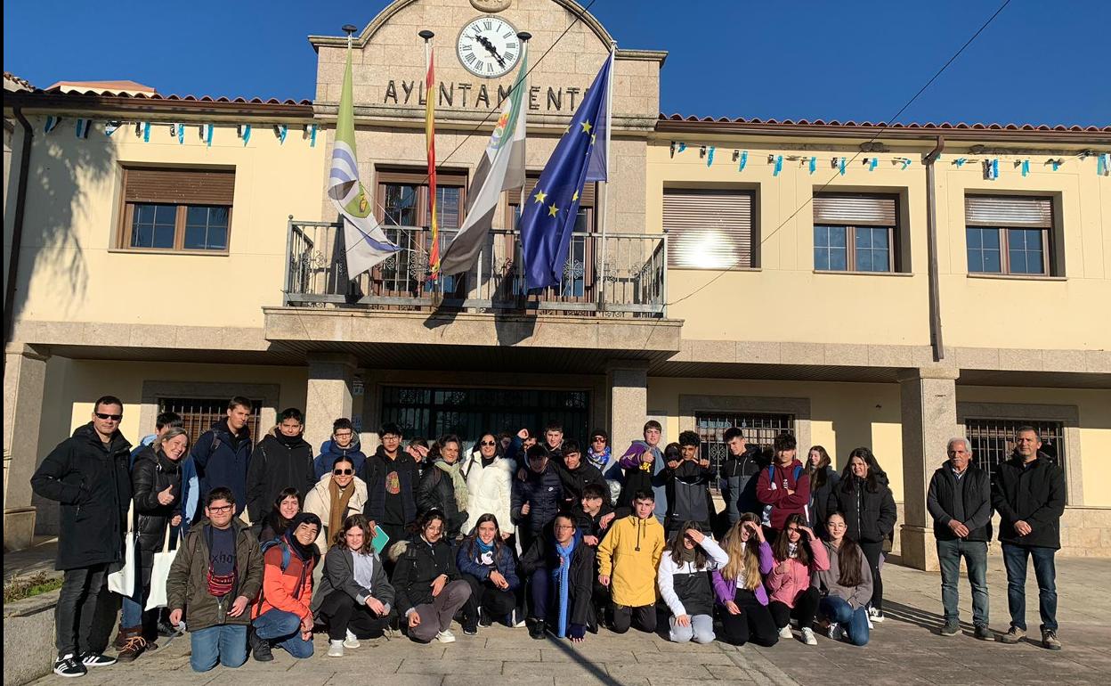 Participantes en la convivencia a las puertas del Ayuntamiento 