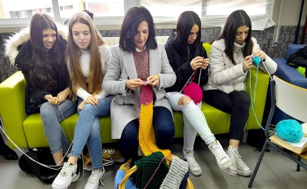 La consejera tejiendo entre varias alumnas 