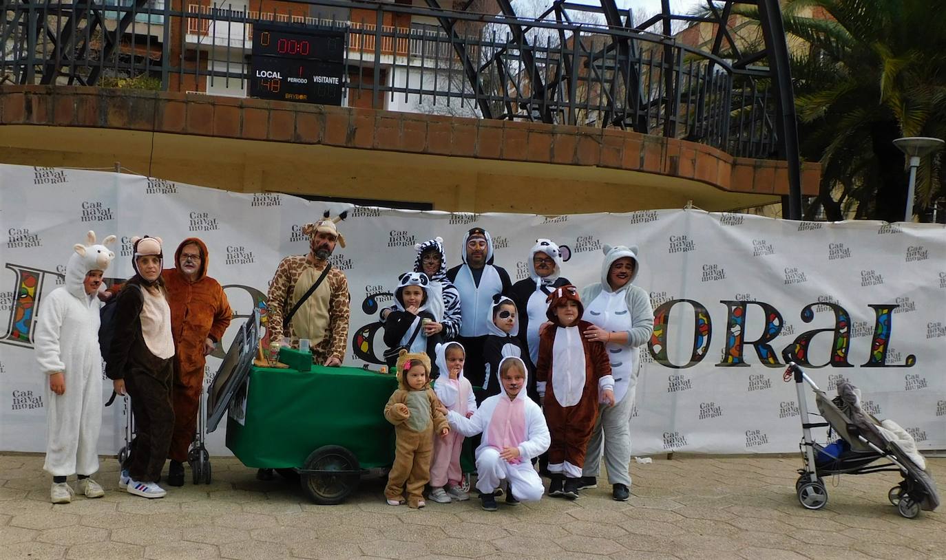 Fotos: El 'Cómete el Carnavalmoral por una pata' reúne a caso 150 grupos