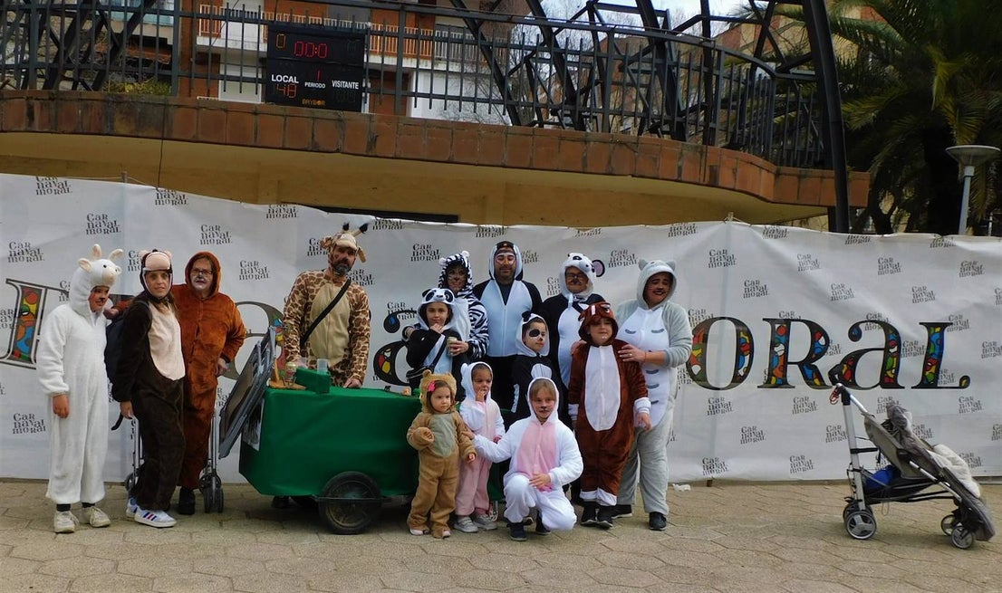 Fotos: El 'Cómete el Carnavalmoral por una pata' reúne a caso 150 grupos