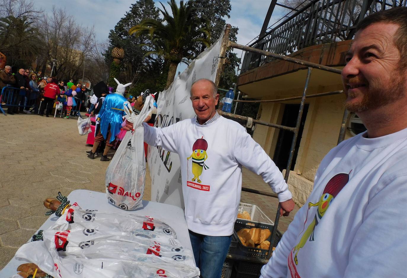 Fotos: El 'Cómete el Carnavalmoral por una pata' reúne a caso 150 grupos