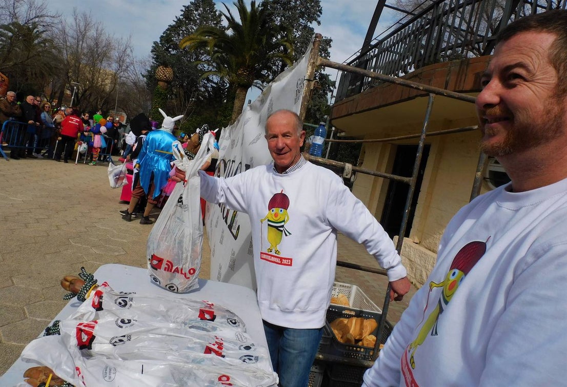 Fotos: El 'Cómete el Carnavalmoral por una pata' reúne a caso 150 grupos