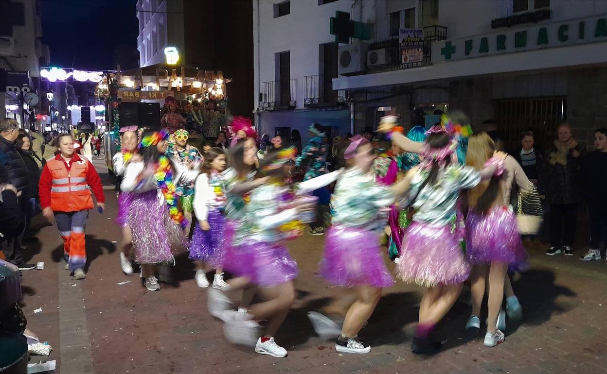 Cerca de una treintena de grupos participan en el pasacalles