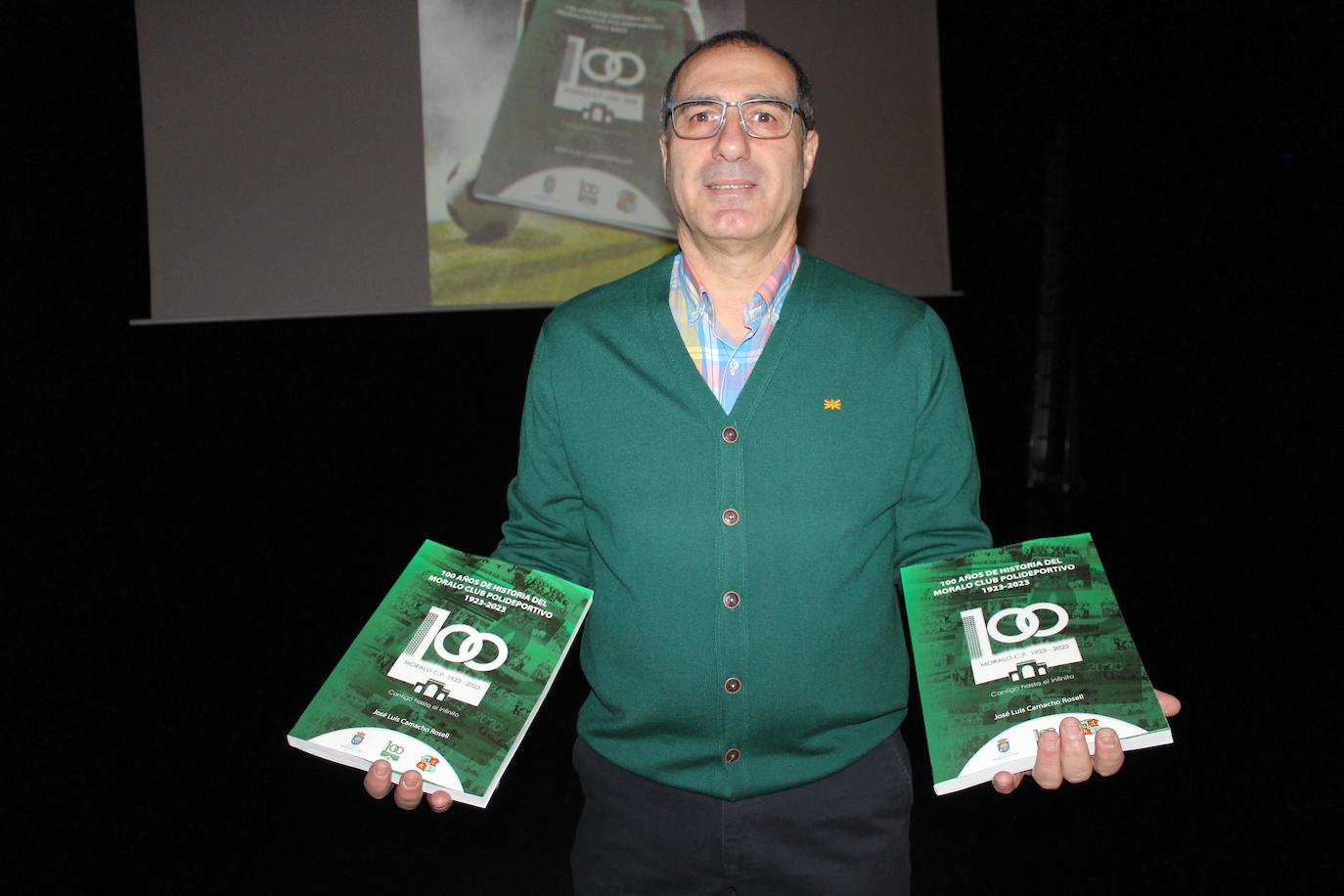 Camacho muestra orgulloso la publicación