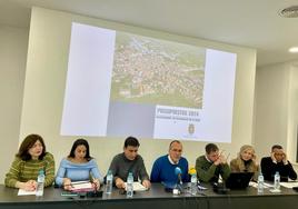 Rueda de prensa del equipo de gobierno, con el alcalde en el centro.