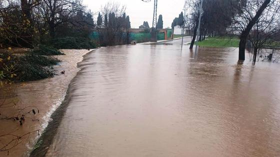 La lluvia obliga a cortar la carretera de Jarandilla e inunda calles y parcelas