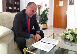 Enrique Hueso en el despacho de la alcaldía