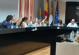 Votación de la oposición en el pleno ante la mirada del alcalde