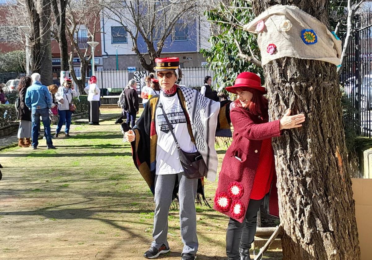 Activistas de No al Muro en el parque municipal