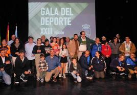 Galardonas y autoridades sobre el escenario del Teatro del Mercado