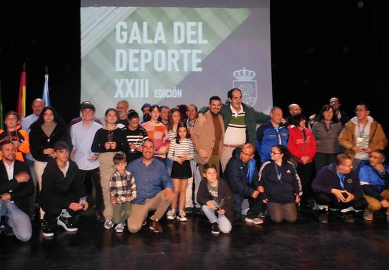 Galardonas y autoridades sobre el escenario del Teatro del Mercado