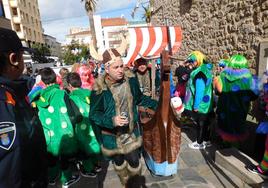 Al completo uno de los 150 grupos que participaron en el 'Cómete el Carnavalmoral'