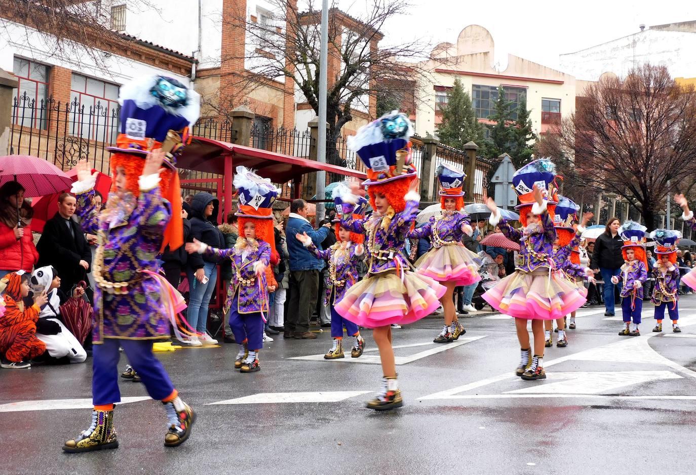 Las carrozas y comparsas se imponen al frío y a la lluvia