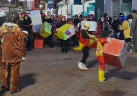La reivindicación de la plataforma No al Muro no pudía faltar en el pasacalles