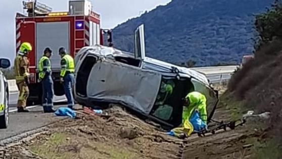 Una joven resulta herida tras volcar en la autovía