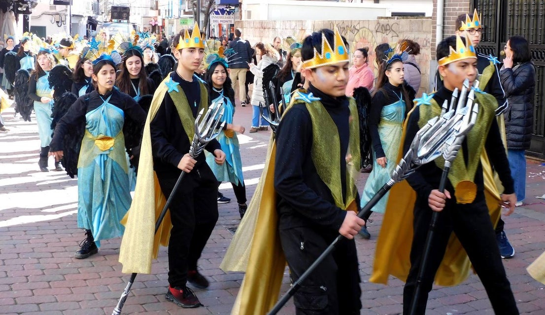 Los institutos cierran el multitudinario desfile estudiantil
