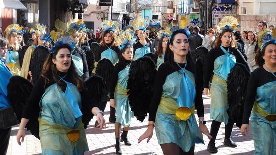 Los institutos cierran el multitudinario desfile estudiantil