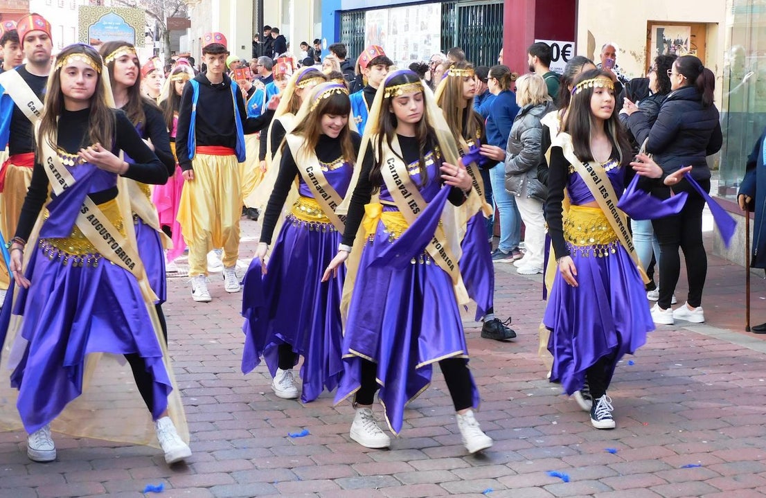 Los institutos cierran el multitudinario desfile estudiantil