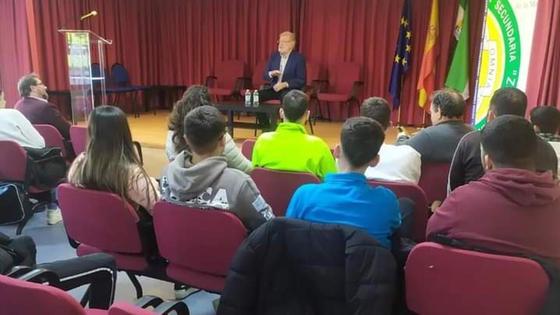 Rodríguez Ibarra imparte una charla en el instituto Zurbarán