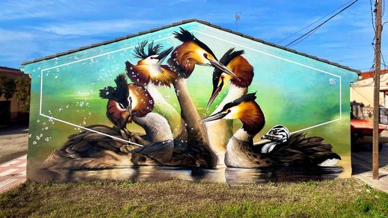 Saucedilla presenta un nuevo mural de aves en la Feria de Turismo Ornitológico