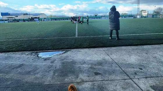 Iker Casillas disfruta en Navalmoral del fútbol base extremeño