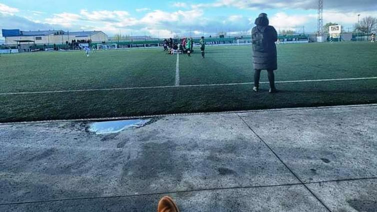Iker Casillas disfruta en Navalmoral del fútbol base extremeño