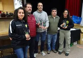 Los representantes del Club Moralo de Ajedrez con el alcalde jarandillano