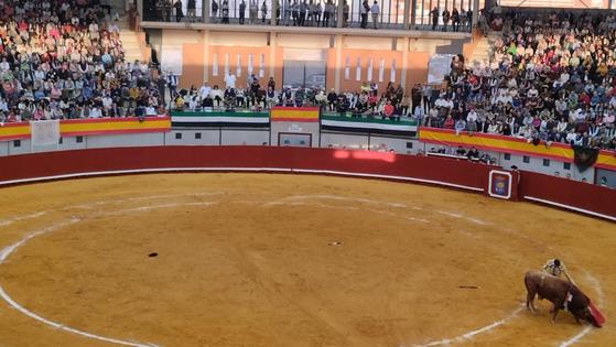 La vuelta de las corridas de toros a Navalmoral llena los graderíos del multiusos