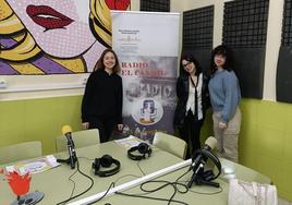 Entrevistada y entrevistadora en Radio El Candil