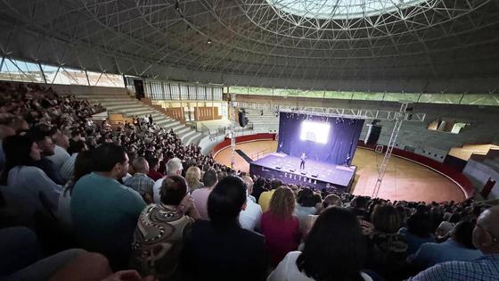 Cerca de un millar de espectadores disfrutan con el humor de Leo Harlem