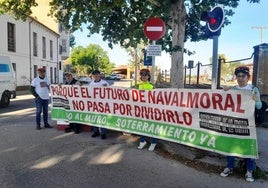 Concentración junto al paso a nivel de Pablo Luengo