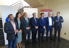 Foto de familia tras la presentación en sociedad