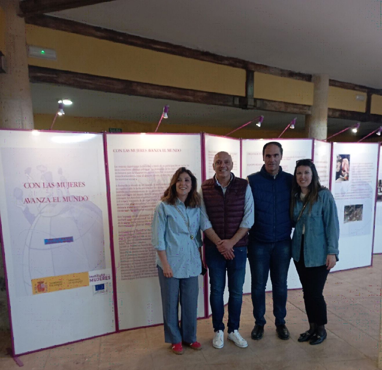 Autoridades locales presentes en la inauguración