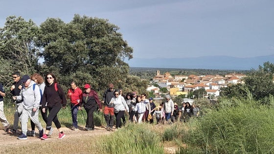 La XX Ruta a Peñaflor reúne a cerca de 200 senderistas