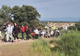 Participantes en la ruta nada más salir de Berrocalejo