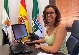 Laura González en el despacho de la alcaldía