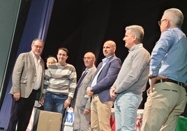 Hugo García recibiendo su premio