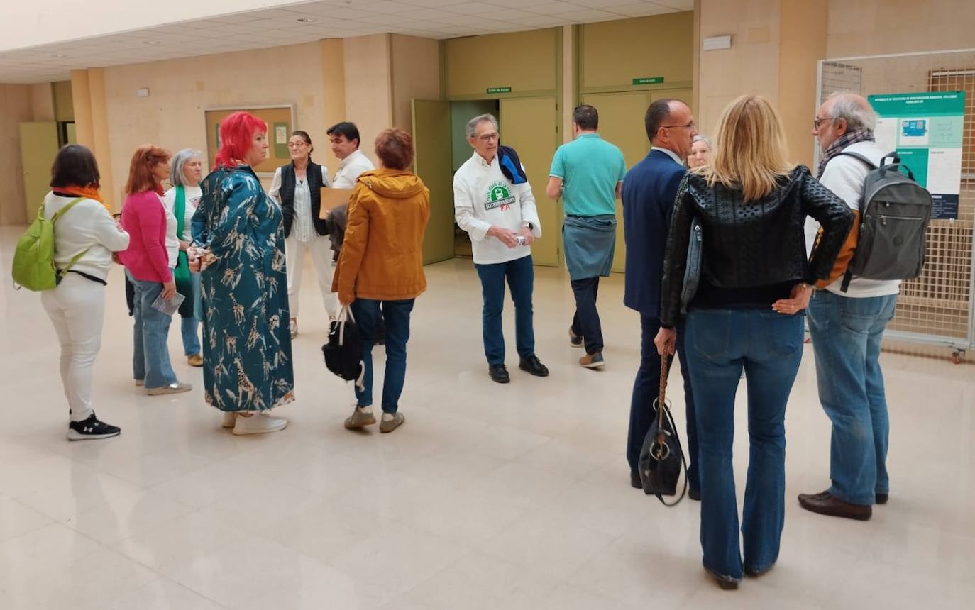 Políticos y activistas de No al Muro en la jornada celebrada en Cáceres