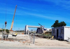 Trabajos junto al paso a nivel de San Isidro con el futuro puente al fondo