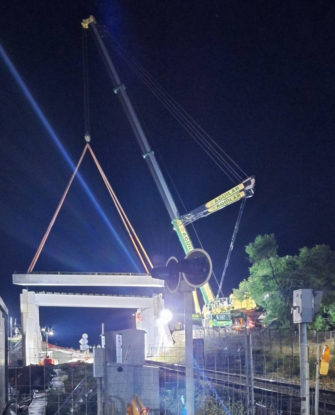 Trabajos nocturnos para instalar la estructura horizontal