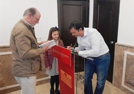 Firma de ejemplares en la presentación del libro en la Fundación Concha